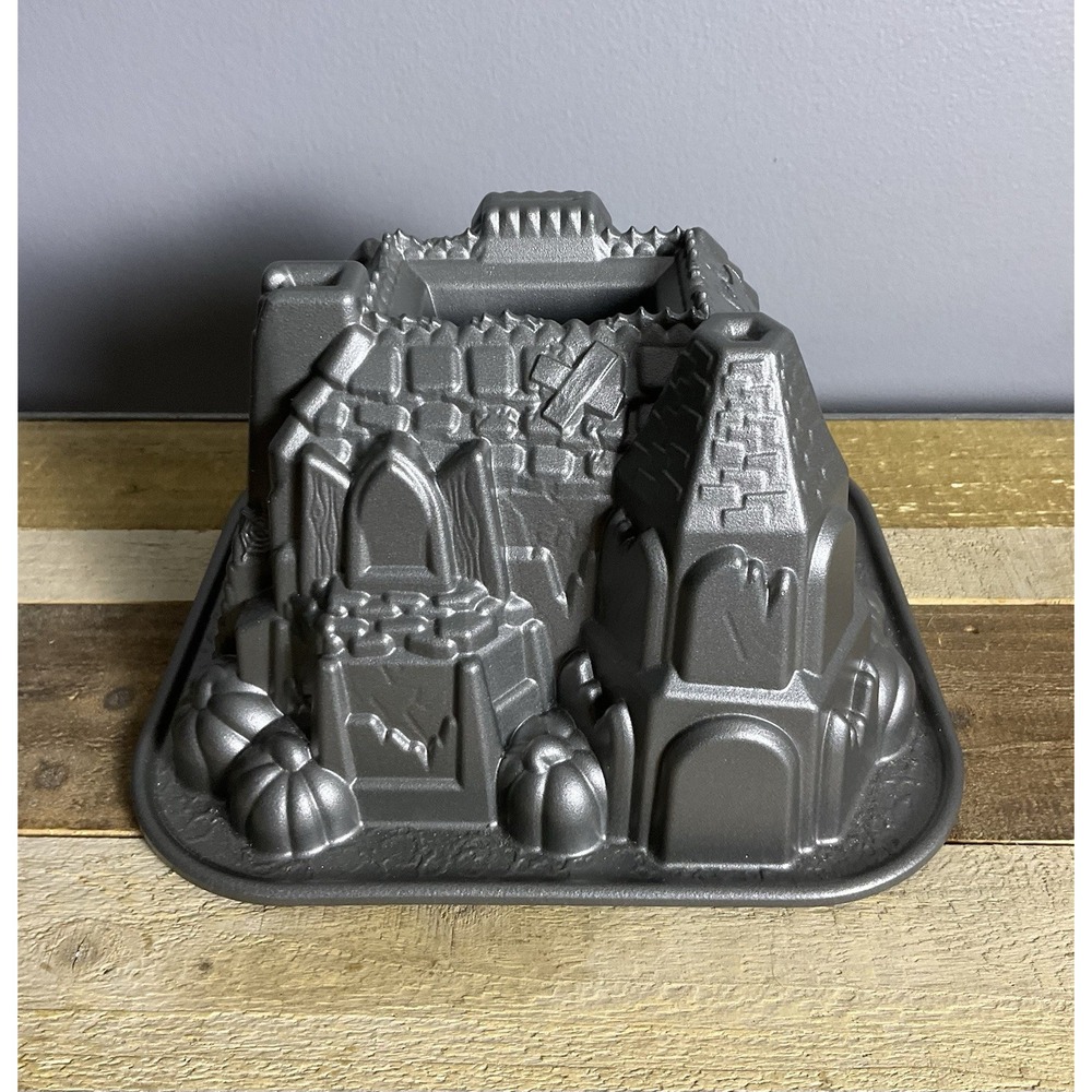 Nordic Ware Haunted Manor Bundt Cake Pan Cast Aluminum 3D House - Picture 4 of 6